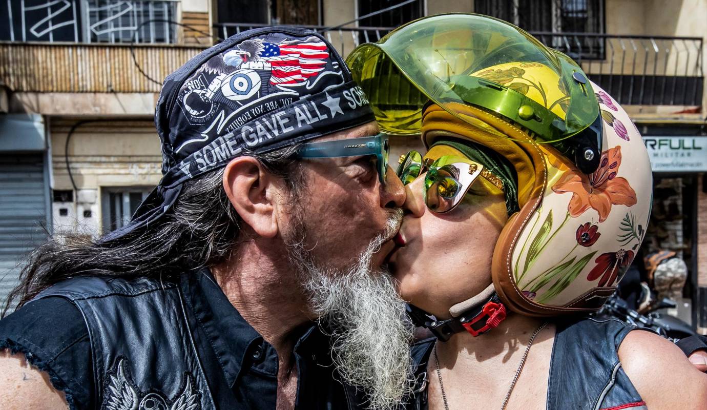 Hay tiempo para demostrar el amor que se tienen sobre una moto. FOTO: Jaime Pérez
