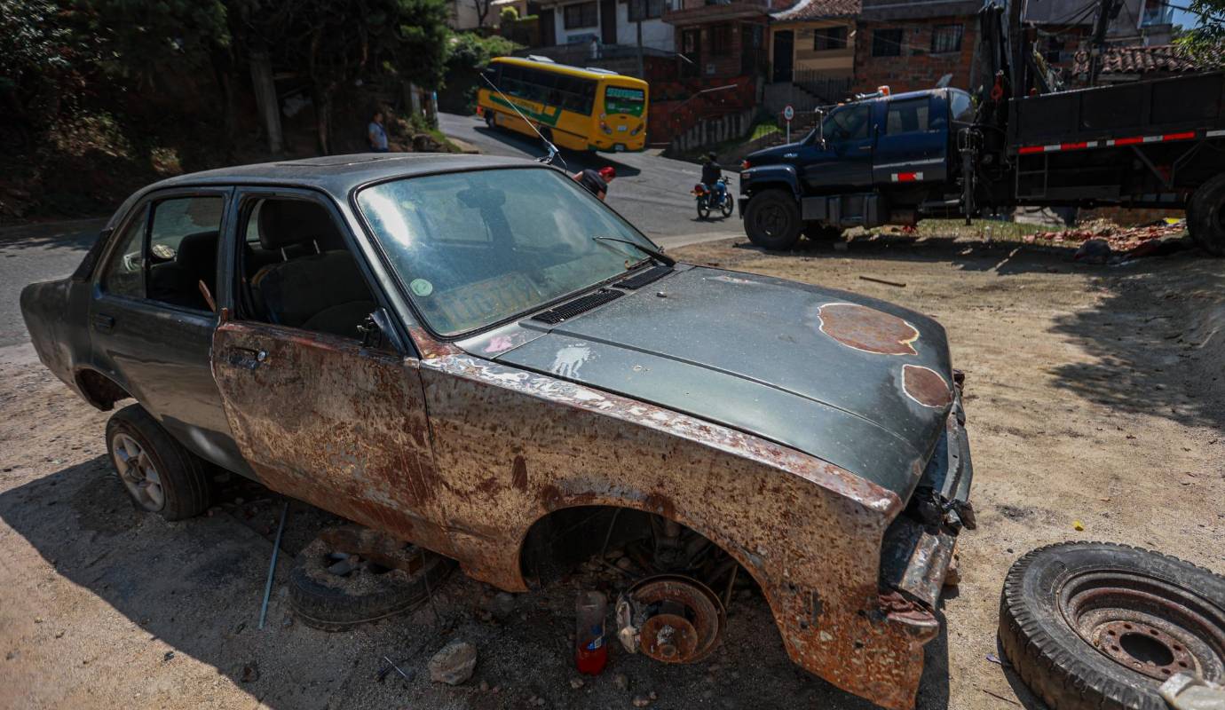 Barrio Enciso. Además de obstruir el tráfico y ser un problema estético para Medellín estos carros son focos de contaminación. Foto: Manuel Saldarriaga Quintero.