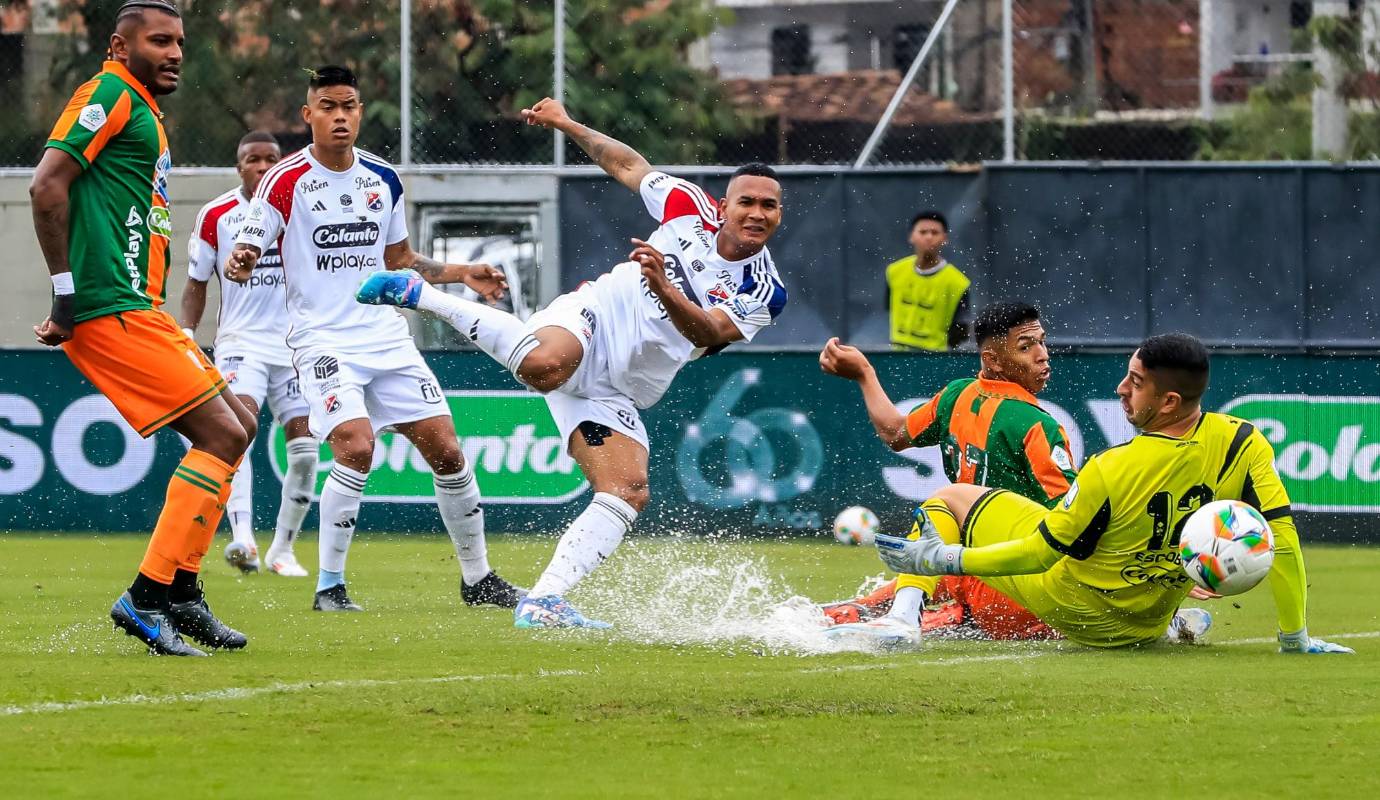 Deportivo Independiente Medellín demostró su garra y su capacidad de lucha al vencer 1-0 a Envigado en el Polideportivo Sur. Un encuentro que estuvo marcado por la expulsión de tres jugadores y un total de diez tarjetas amarillas, pero que el ‘Poderoso’ supo resolver con inteligencia y efectividad. Foto: Jaime Pérez