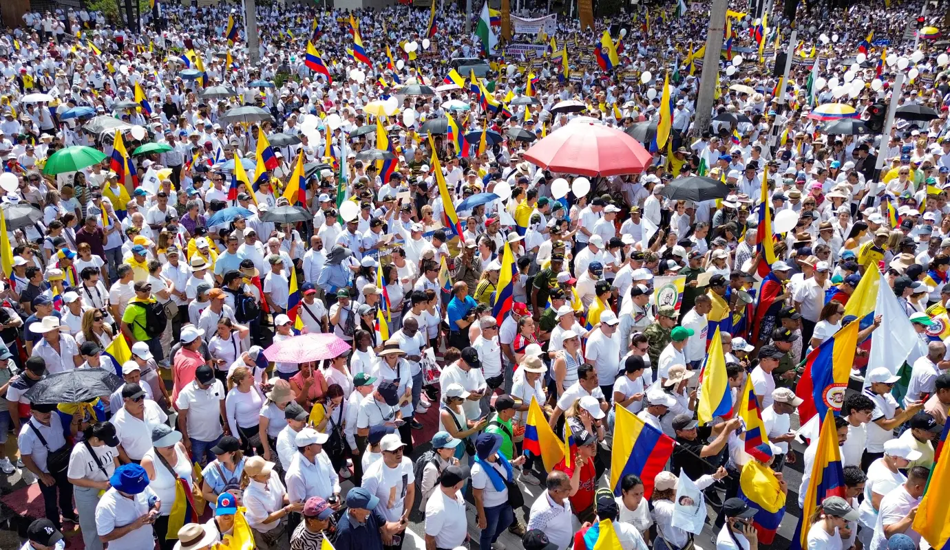 Cerca de 50.000 personas marcharon en la capital Antioqueña, la mayoría, pidiendo desescalar la violencia política en el país. Foto: Manuel Saldarriaga Quintero.