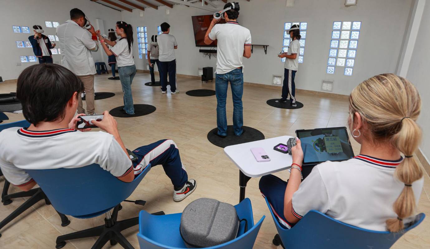 Los grados superiores hacen un mayor uso de las gafas de RV para ampliar el conocimiento. Incluso, ya han recibido clases de religión en esta aula: por medio de la aplicación YouTube Virtual Reality visitaron regiones como el Medio Oriente. Foto: Manuel Saldarriaga Quintero