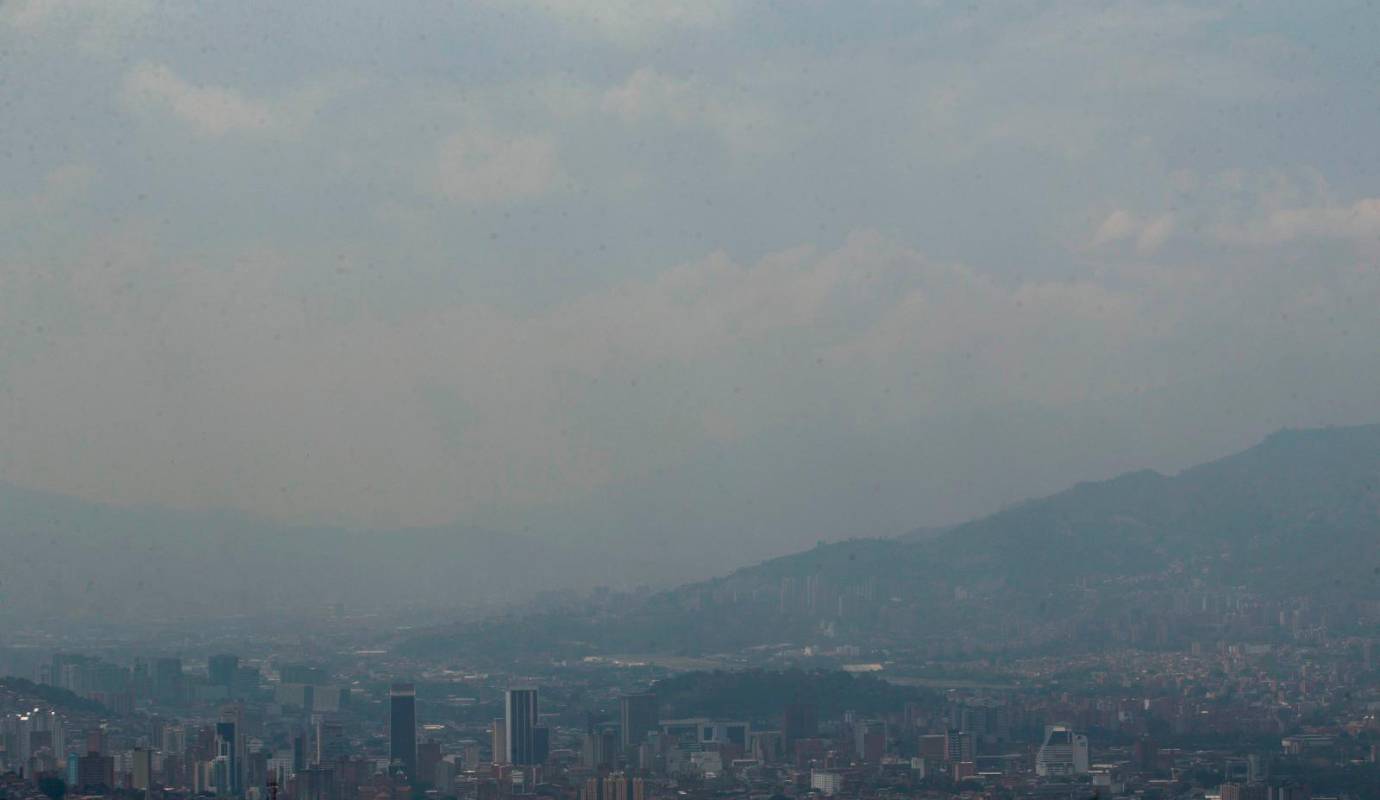 El Colegio Médico de Antioquia, pidió a la ciudadanía utilizar tapabocas como medida de mitigación frente a los riesgos de enfermedades respiratorias que podrían enfrentar por el deterioro de la calidad del aire producto de los incendios que están ocurriendo. Foto: Julio César Herrera