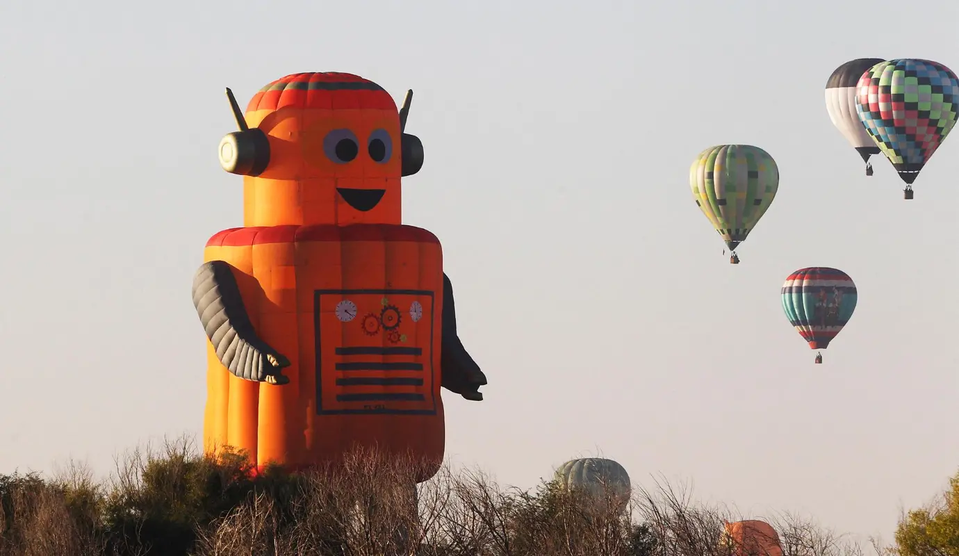 En esta edición, el festival reunió a más de 200 globos provenientes de más de 25 países, entre ellos llamativas figuras de dinosaurios, capibaras, tiburones y diseños especiales que captaron la atención de los asistentes desde el primer amanecer. Foto: AFP