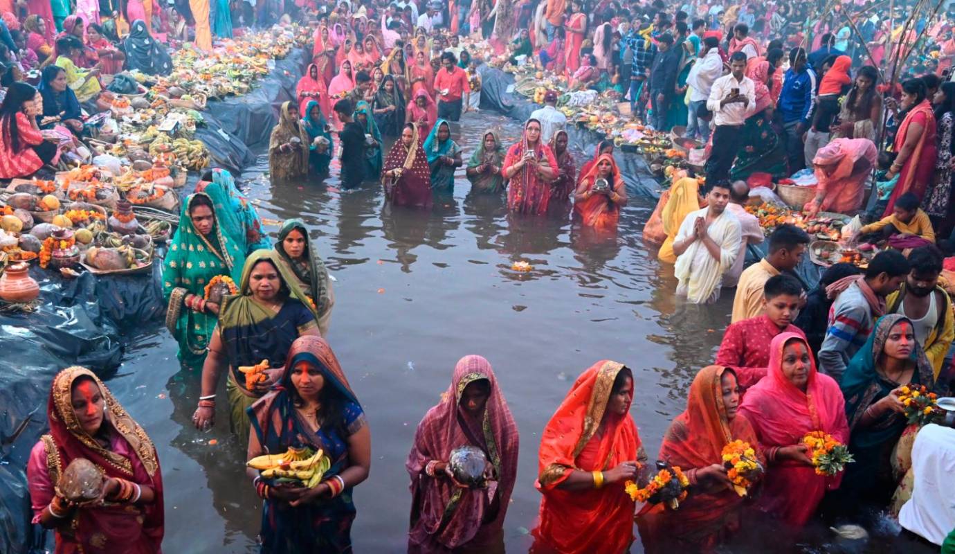 Durante los cuatro días de festival los devotos entran a las aguas contaminadas del río Ganges y otros afluentes del país para realizar ceremonias y rituales religiosos, también ofrecen agua, leche y otros alimentos al dios sol en el amanecer y al atardecer. Foto: Getty