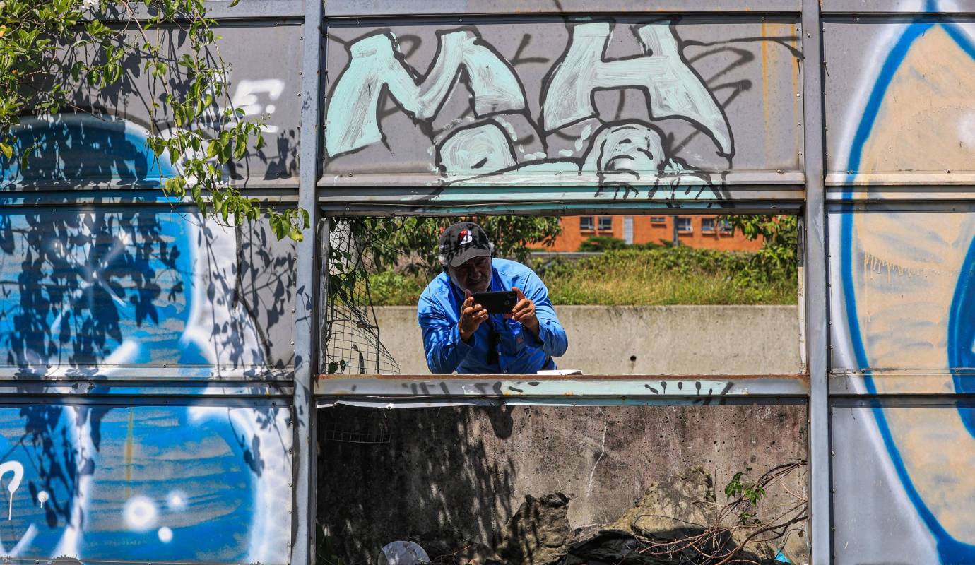 El vandalismo en el puente está completamente desbordado, al punto de que en las noches el lugar estaba a merced de “brigadas” de delincuentes que llegaban con herramienta en mano a desmontar pasamanos y las láminas antirruido. Foto: Manuel Saldarriaga Quintero