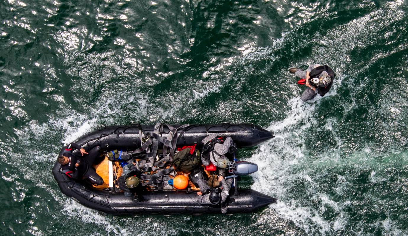 A través de estas maniobras, la FAC busca mejorar la coordinación entre sus equipos y preparar a su personal para enfrentar situaciones de alto riesgo en entornos acuáticos. Foto: Julio Herrera