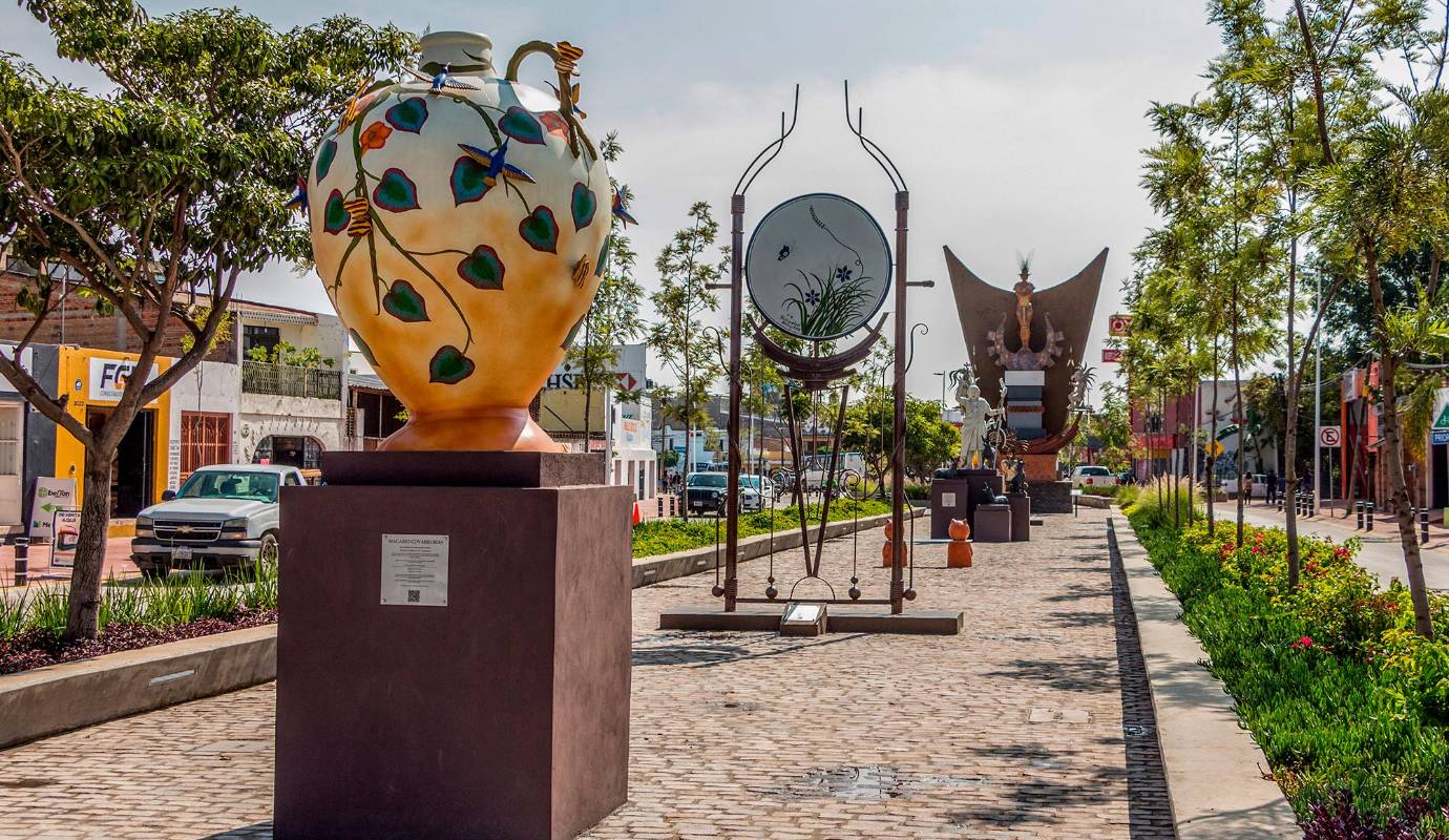 Las calles de Tonalá combinan historia, cultura y comercio en un ambiente donde el arte forma parte del paisaje cotidiano. Foto: Oficina de Visitantes y Convenciones de Guadalajara