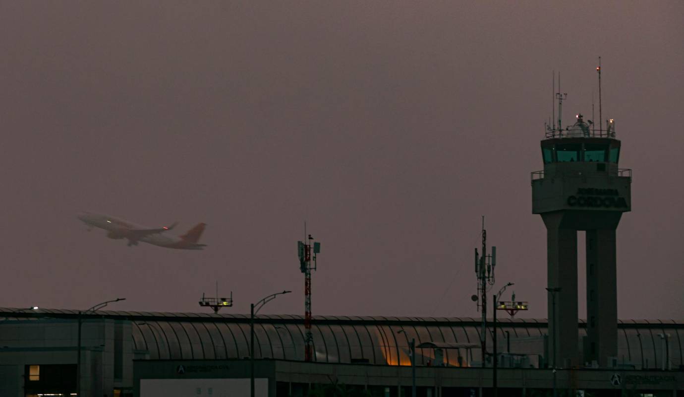 Aunque cada vez que aparecen condiciones meteorológicas adversas en el José María se piensa en las afectaciones de los pasajeros, otro grupo que padece como pocos estas condiciones son los controladores aéreos. Foto: Manuel Saldarriaga Quintero.