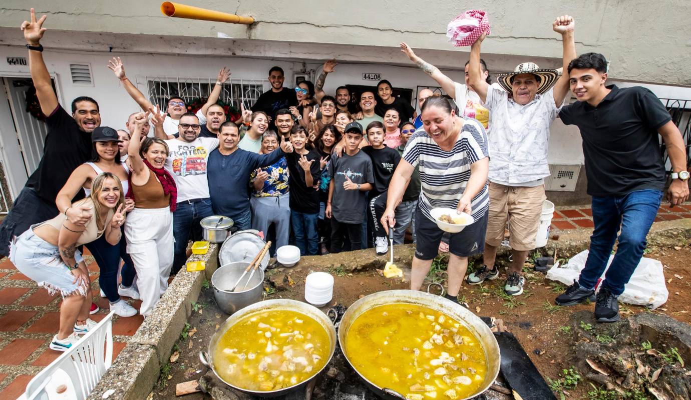 La calidez del sancocho callejero marcó el inicio del año en los barrios de Medellín. En fogones improvisados y con ingredientes frescos, las familia Herrera de Manrique, mantuvieron viva una de las tradiciones más queridas de la región. FOTO: Jaime Pérez