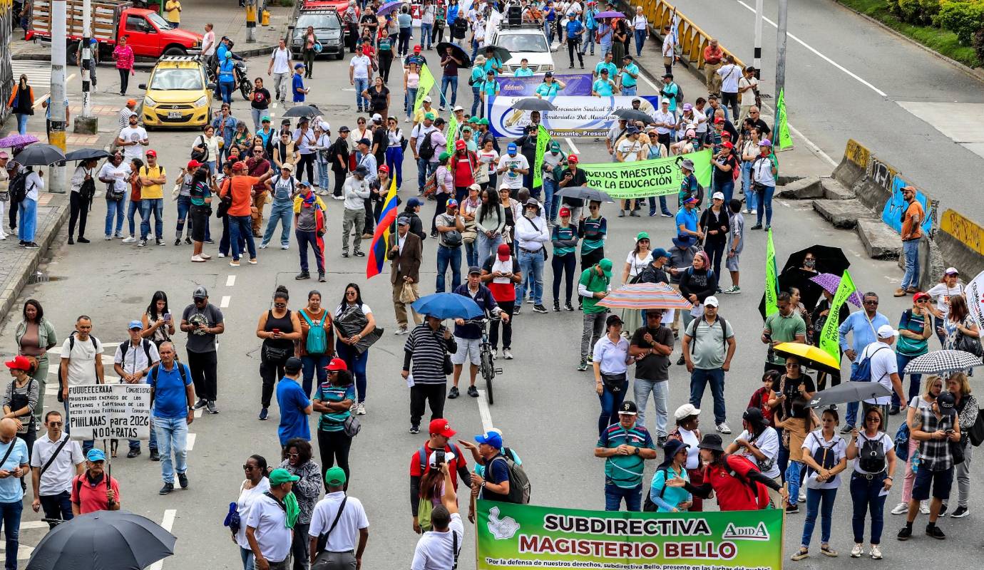 Con pancartas, consignas y banderas, los asistentes también pidieron la reivindicación de derechos laborales y sociales. Foto: Jaime Pérez