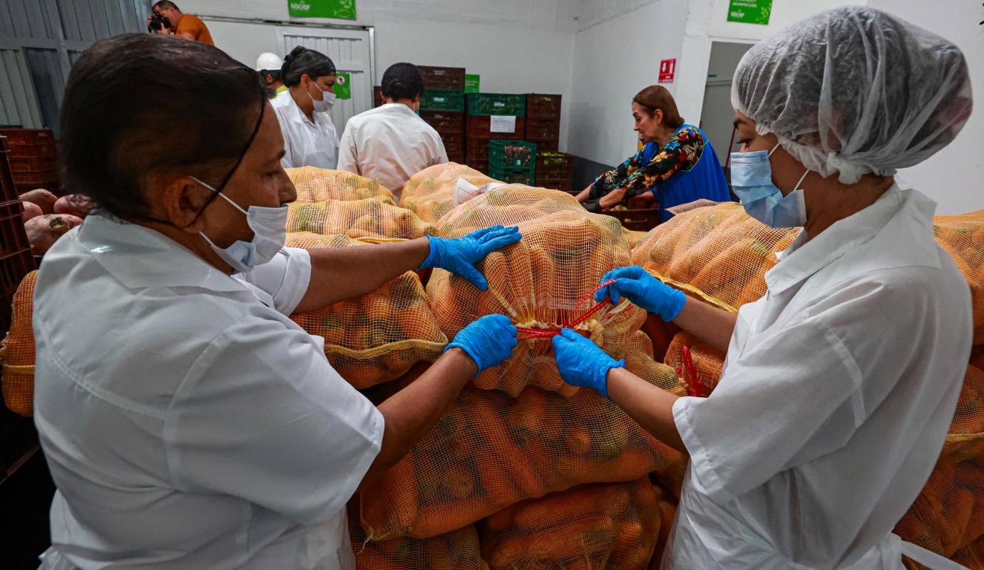 La Fundación Saciar, nació en medio de una ciudad cuyas laderas se copaban a un ritmo frenético con personas desplazadas víctimas del conflicto armado de todo el departamento, que llegaban a las terminales con una cobija y alguna muda de ropa y, sobre todo, con hambre. Foto: Manuel Saldarriaga Quintero.