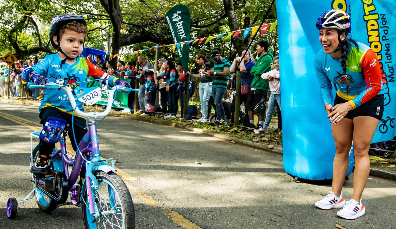 La campeona mundial se ubicó en la meta y en varios puntos del recorrido para animar a los participantes del Gran Fondito. FOTO JAIME PÉREZ 