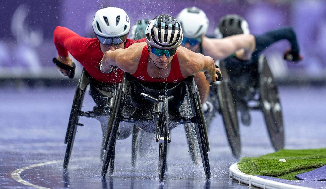 La suiza Manuela Schaer (centro) lidera el grupo durante el evento de la primera serie 2 de los 5000 m femeninos de Para atletismo - T54 en el Stade de France, Saint-Denis, al norte de París. Foto: AFP