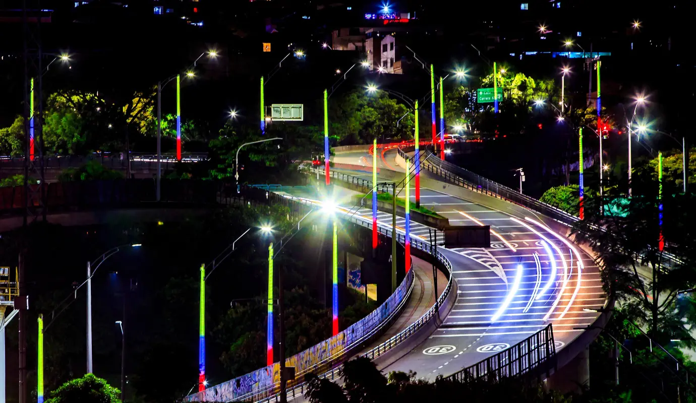 Esta solución también ofrece mayor eficiencia energética y durabilidad frente a las condiciones climáticas, lo que representa un avance importante en la modernización del alumbrado ornamental de la ciudad. Foto: Camilo Suárez Echeverry