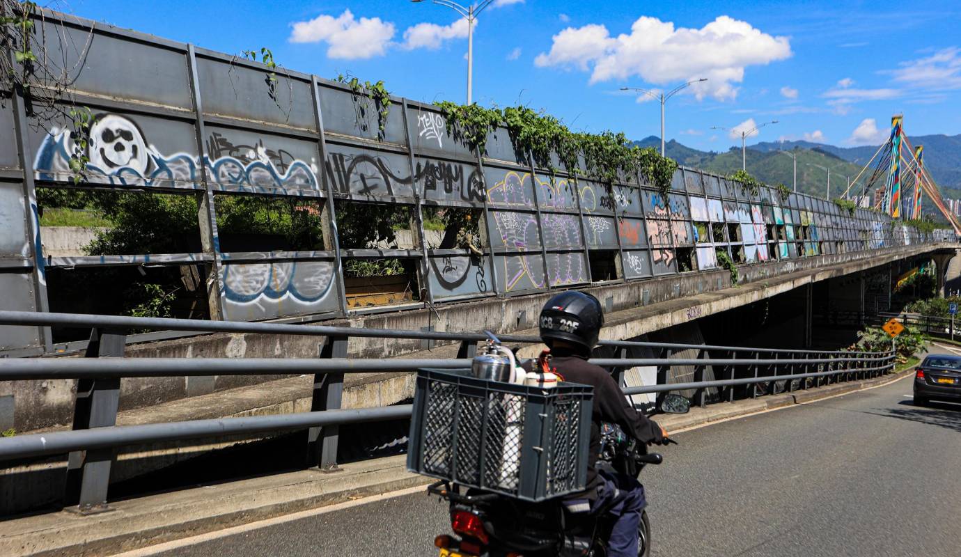 El vandalismo y el daño a la infraestructura del puente está completamente desbordado, al punto de que en las noches el lugar está a merced de “brigadas” de delincuentes que llegaban con herramienta en mano a desmontar pasamanos y las láminas antiruido, entre otros elementos. Foto: Manuel Saldarriaga Quintero.