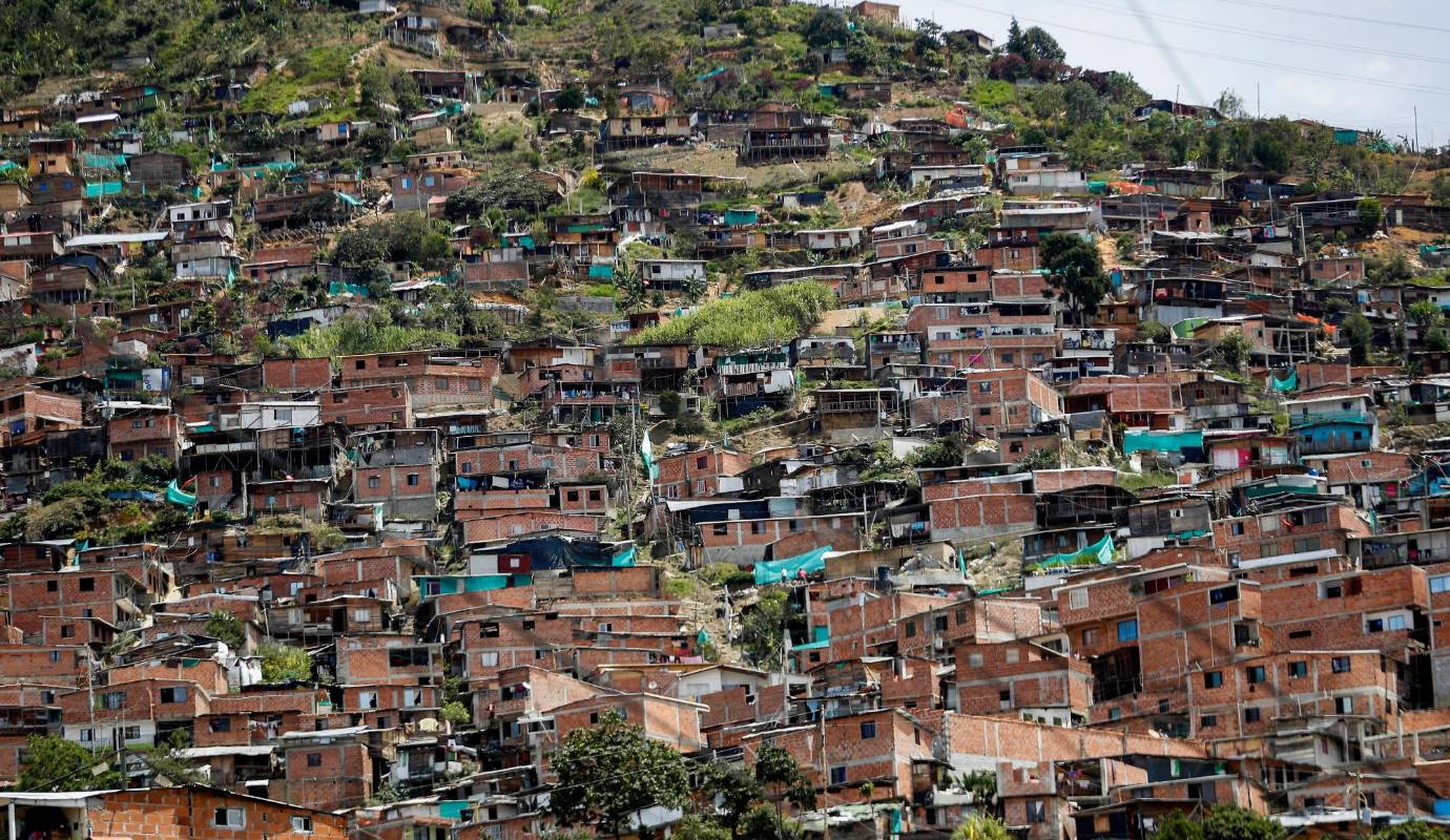 Mientras el progreso tecnológico avanza en las grandes ciudades, el desarrollo en el barrio Nueva Jerusalén de Bello, se gesta a un ritmo distinto: a lomo de mula y, en muchos casos, con la ayuda de jóvenes que trabajan como cargueros. Foto: Julio César Herrera