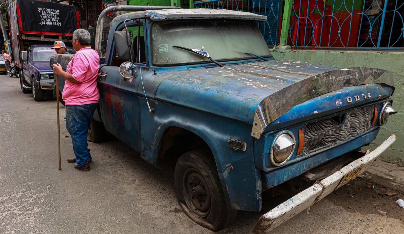 Barrio Carpinelo. Calles de Medellín se están convirtiendo en parqueaderos al aire libre de carros abandonados. Foto: Manuel Saldarriaga Quintero.