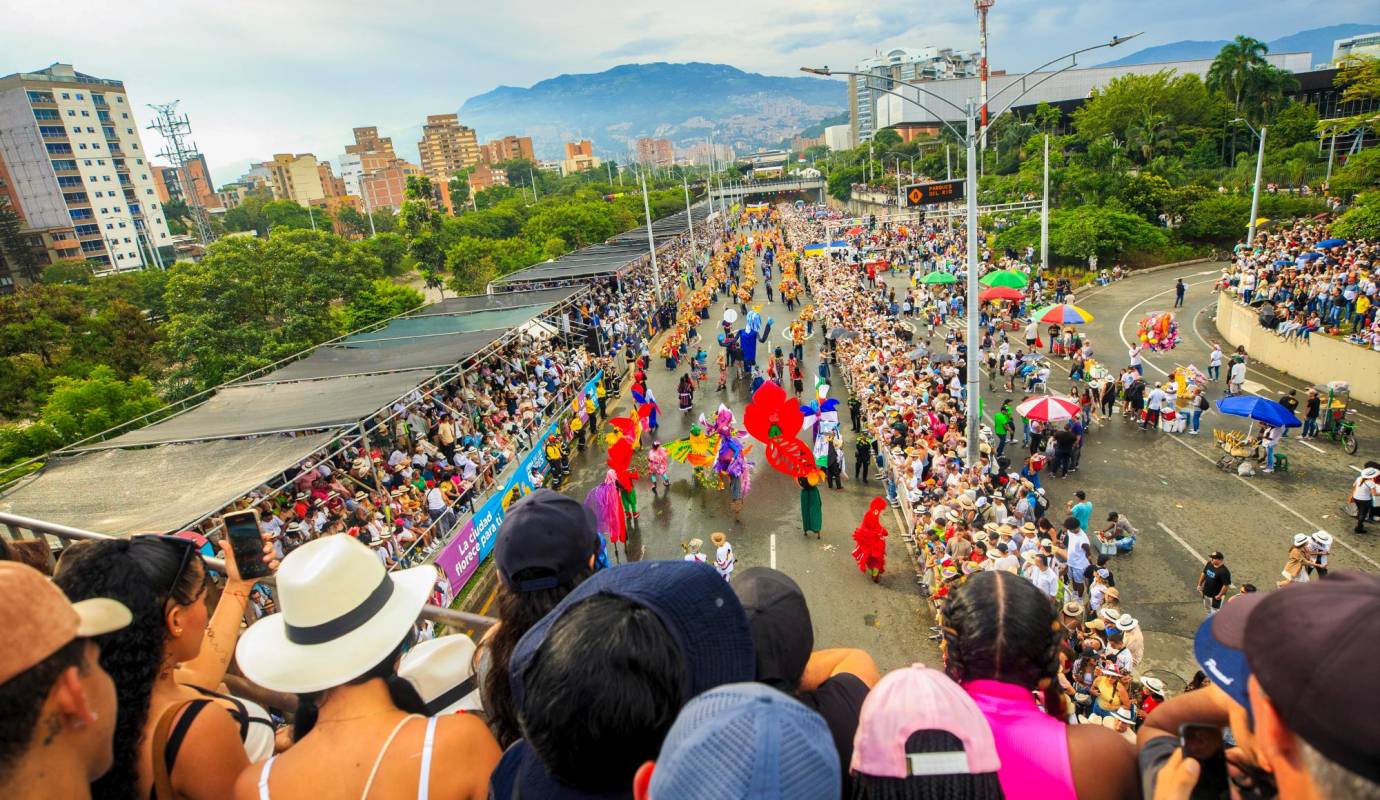 En medio del color y la fiesta de las comparsas, estos 530 hombres y mujeres del corregimiento de Santa Elena le regalaron a Medellín después de una fría tarde un hermosos desfile lleno de color. Foto: Camilo Suárez Echeverry