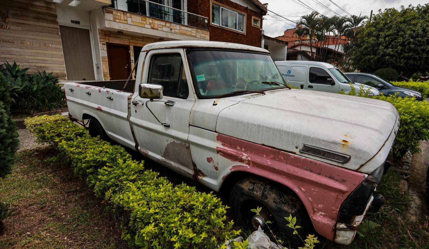 Barrio los Almendros. Este fenómeno puede deberse a diversas razones, como el deterioro del vehículo, problemas económicos de los propietarios, cambios de residencia o simplemente falta de conciencia sobre la responsabilidad de mantener el espacio público limpio. Foto: Manuel Saldarriaga Quintero.