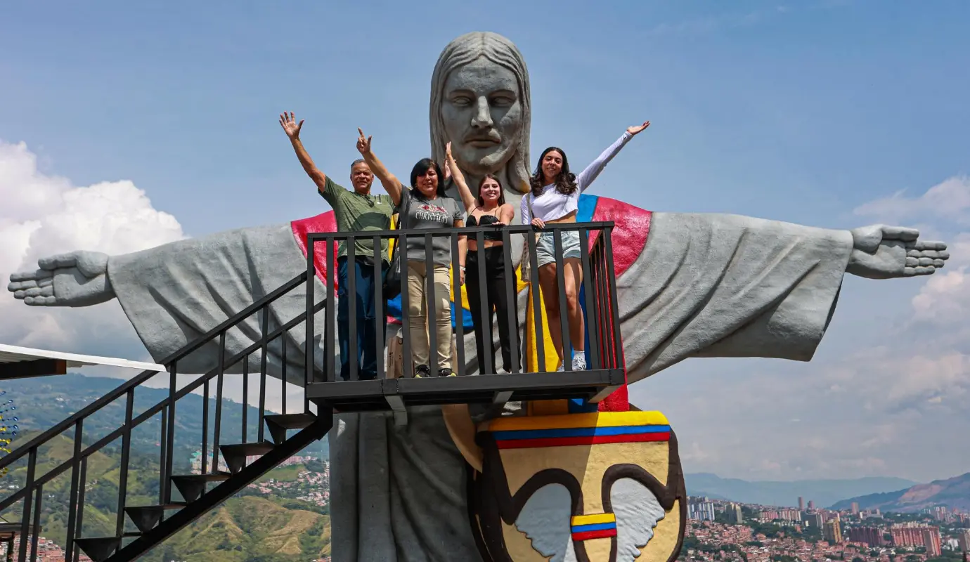 Medellín vivió una jornada histórica el pasado 20 de diciembre con la inauguración del Cristo Paisa, una monumental escultura impresa en 3D que se alza imponente en la Comuna 13. . Foto: Manuel Saldarriga Quintero.