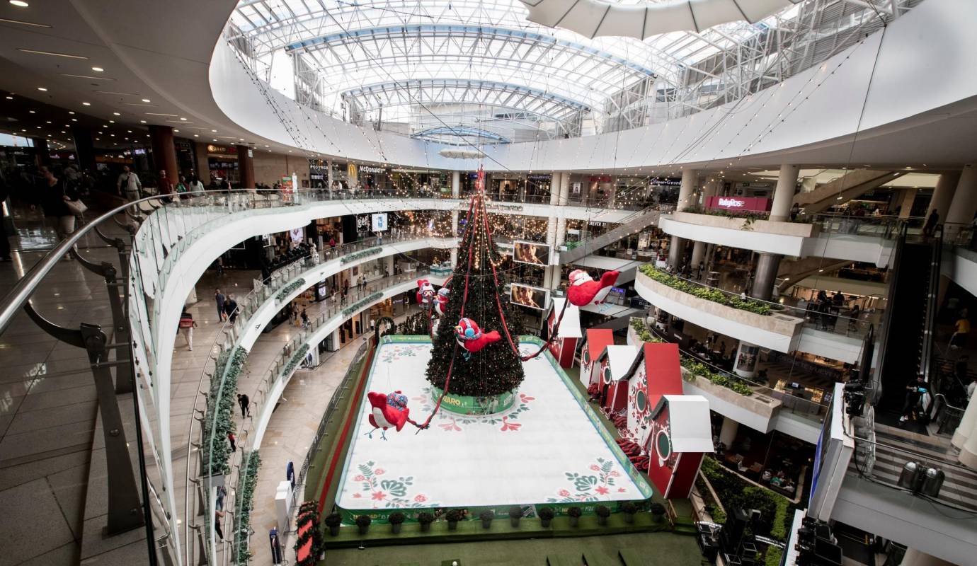 El centro comercial Santafé ya tiene abierta su pista de hielo, los visitantes pueden divertirse patinando alrededor de un árbol de Navidad gigante lleno de luces. Foto: Jaime Pérez
