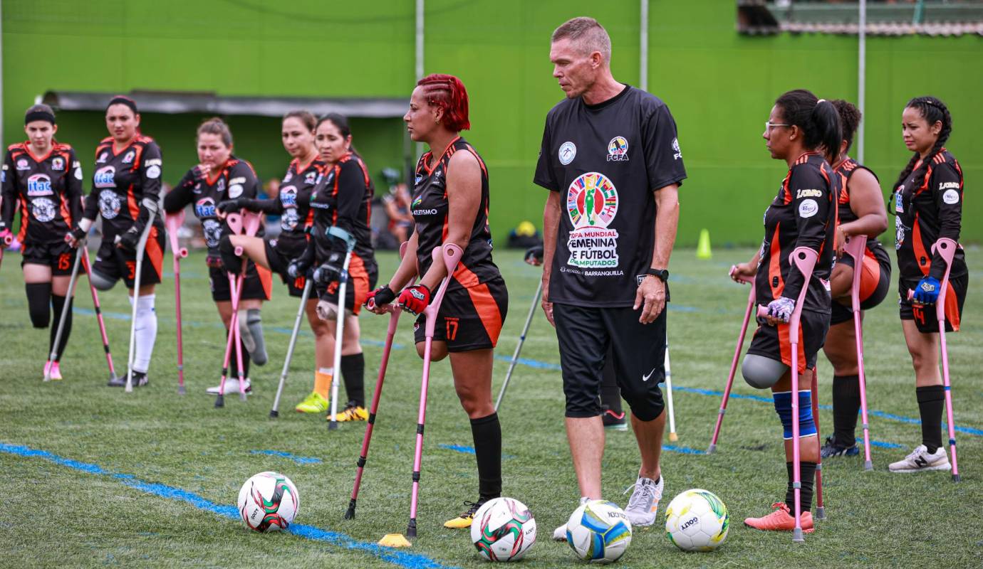El fútbol adaptado femenino es nuevo, tan solo lleva un año y surgió porque en 2023, mientras el presidente de la Fifa, Gianni Infantino, estaba en Angola vio a un grupo de mujeres y se comprometió a darles impulso para que pudieran competir. Foto: Manuel Saldarriaga Quintero.