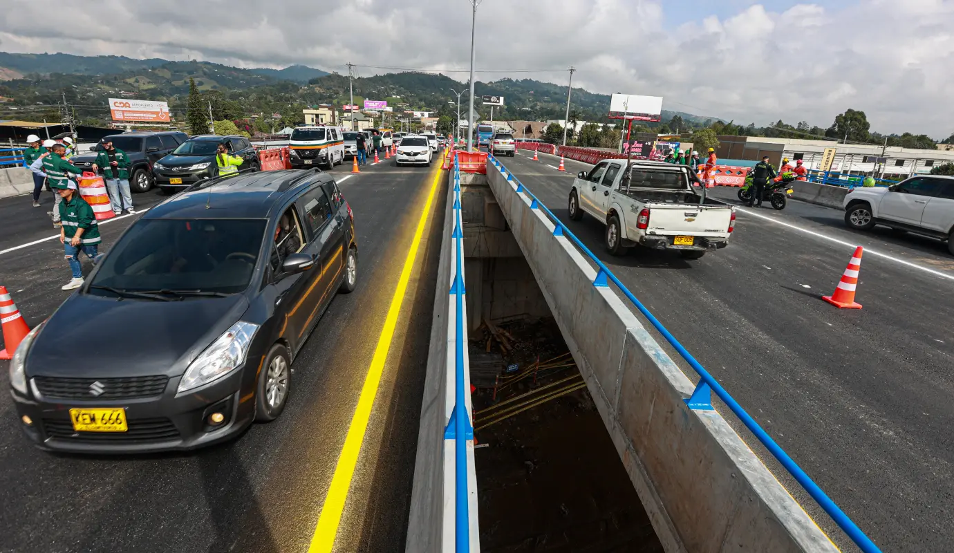 Esta obra es el primer tramo entregado del intercambio vial que busca optimizar la conexión entre Sajonia y el aeropuerto, reduciendo los tiempos de desplazamiento y descongestionando las principales vías de acceso. Foto: Manuel Saldarriaga Quintero.