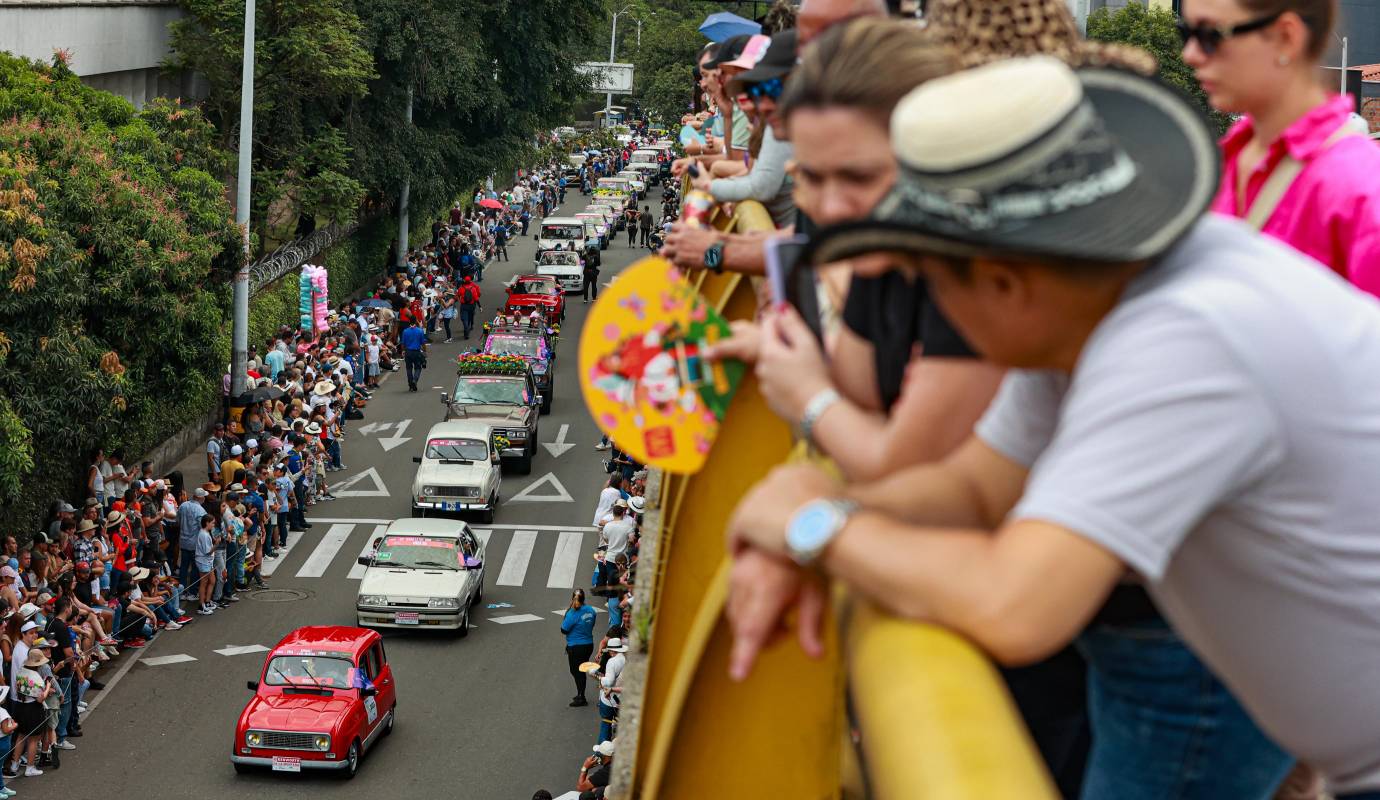 La Feria de las Flores 2025 ha vuelto a inundar de nostalgia y esplendor las calles de Medellín con el Desfile de Autos Clásicos y Antiguos, uno de sus eventos más emblemáticos. Foto: Manuel Saldarriaga Quintero.