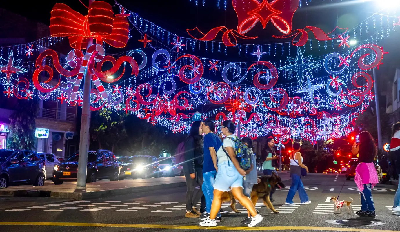Los parques centrales, los corredores peatonales, los puentes y las fachadas icónicas del municipio han sido adornados, creando puntos de encuentro y admiración para los habitantes y los visitantes. Foto: Juan Antonio Sánchez