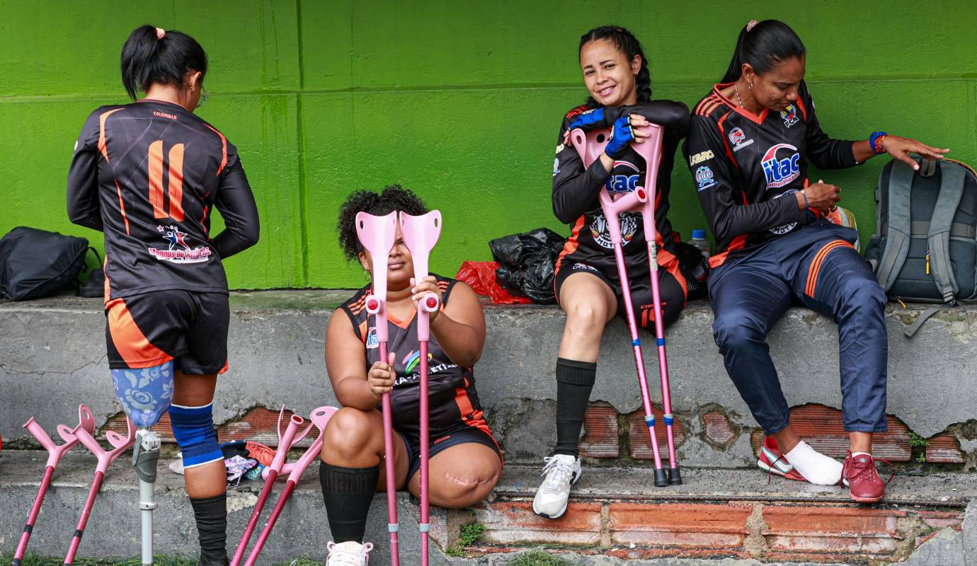 El fútbol adaptado femenino es nuevo, tan solo lleva un año y surgió porque en 2023, mientras el presidente de la Fifa, Gianni Infantino, estaba en Angola vio a un grupo de mujeres y se comprometió a darles impulso para que pudieran competir. Foto: Manuel Saldarriaga Quintero.