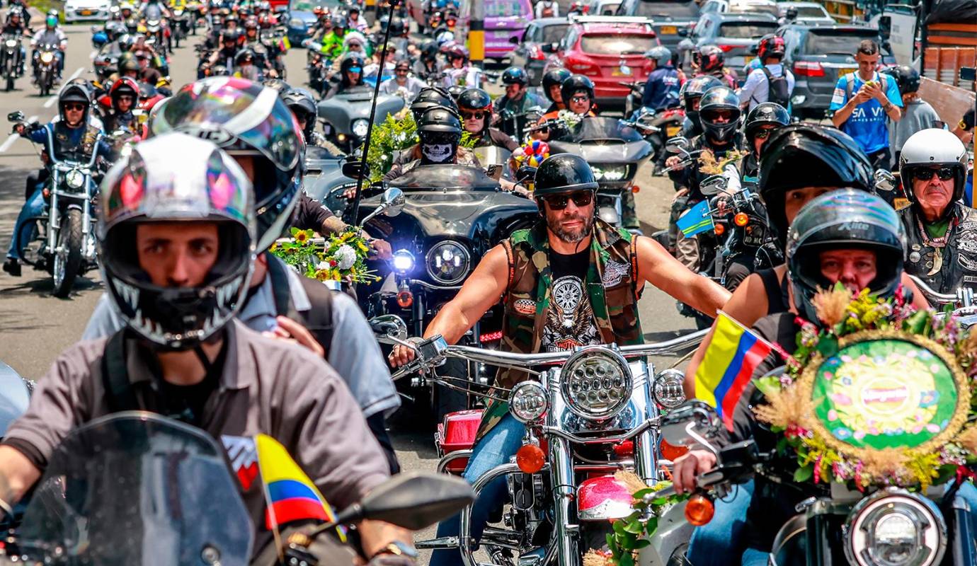 El XIII Desfile Tributo a los Héroes de la Patria ha recorrió algunas calles de la ciudad, transformando la celebración floral en un emotivo homenaje a los miembros de la Fuerza Pública. Foto: Manuel Saldarriaga Quintero