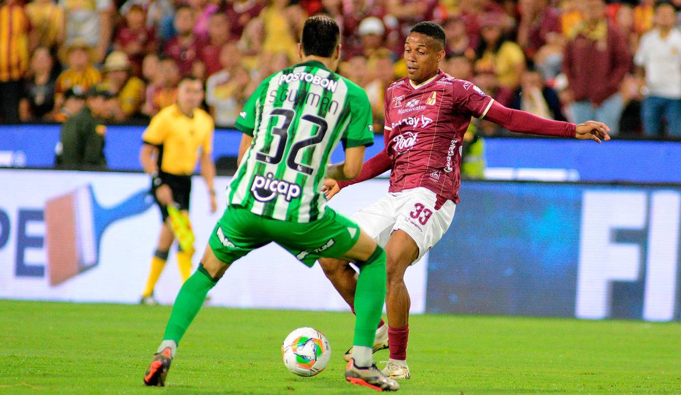 La expulsión de Sebastián Guzmán complicó los planes de Efraín Juárez, quien tuvo que realizar ajustes tácticos para mantener el equilibrio del equipo. Foto: Colprensa