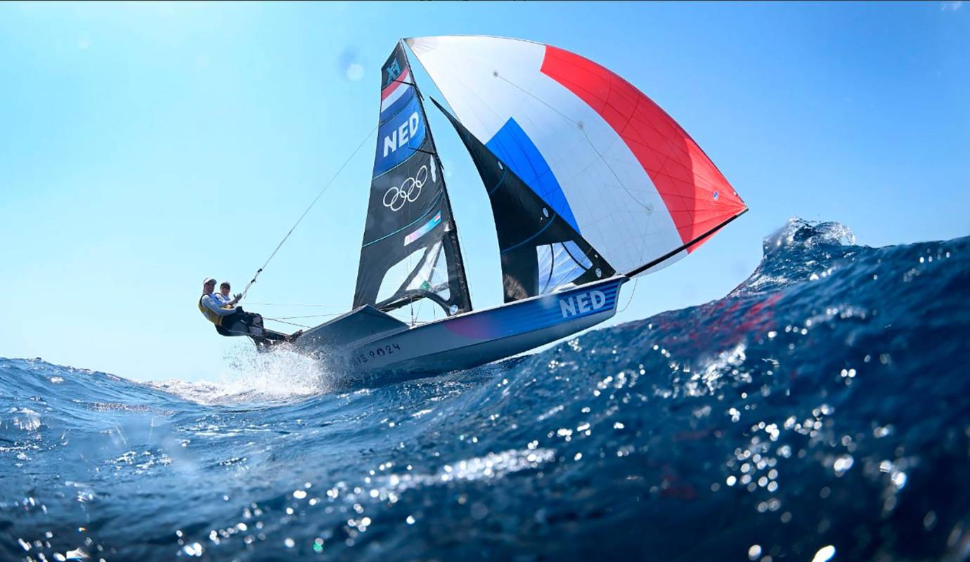 Odile Aanholt y Annette Duetz, del equipo de los Países Bajos, compiten en la clase Skiff 49erFX femenina en el quinto día de los Juegos Olímpicos de París 2024. Foto: GETTY