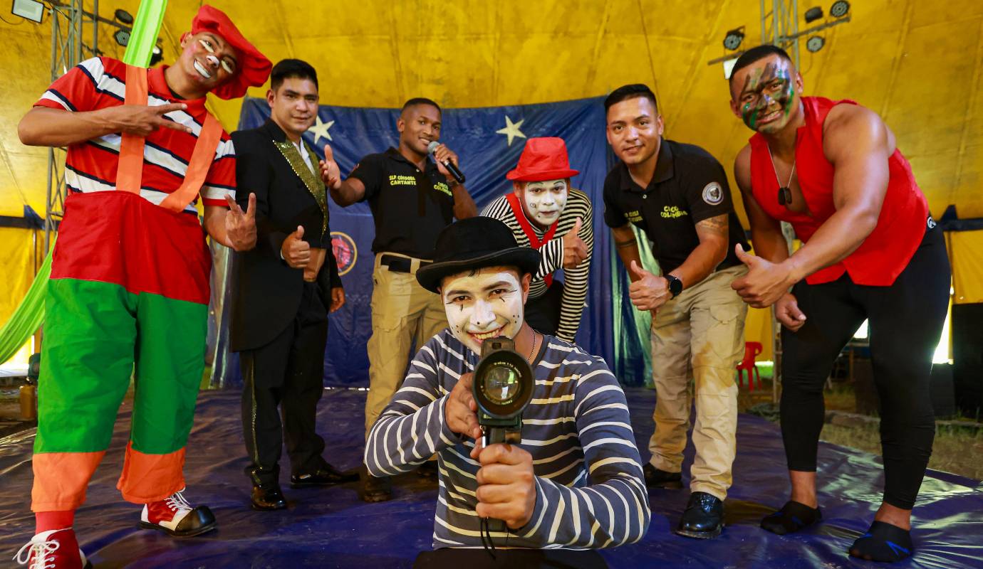 Durante varios fines de semana, soldados profesionales del ejército han dejado a un lado los uniformes de combate para ponerse trajes de payaso, dominar el escenario con actos de magia, malabares y humor, y brindar entretenimiento gratuito a niños, jóvenes y adultos. Foto: Manuel Saldarriaga Quintero.