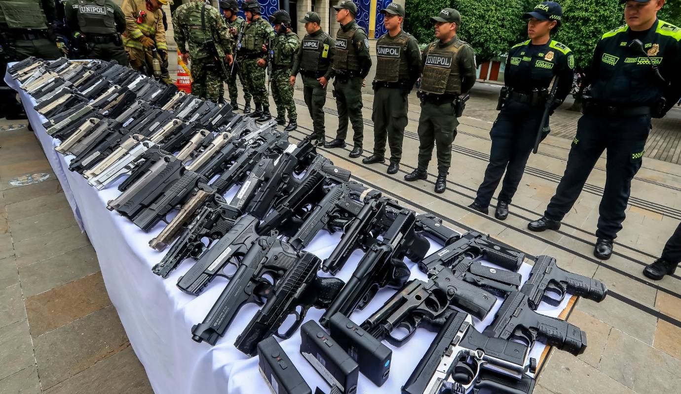 Las autoridades del municipio de Itagüí llevaron a cabo la destrucción de 140 armas de fuego incautadas durante diversos operativos de seguridad. Este logro es fruto del trabajo conjunto entre la Alcaldía, la Policía y el Ejército. Foto: Jaime Pérez