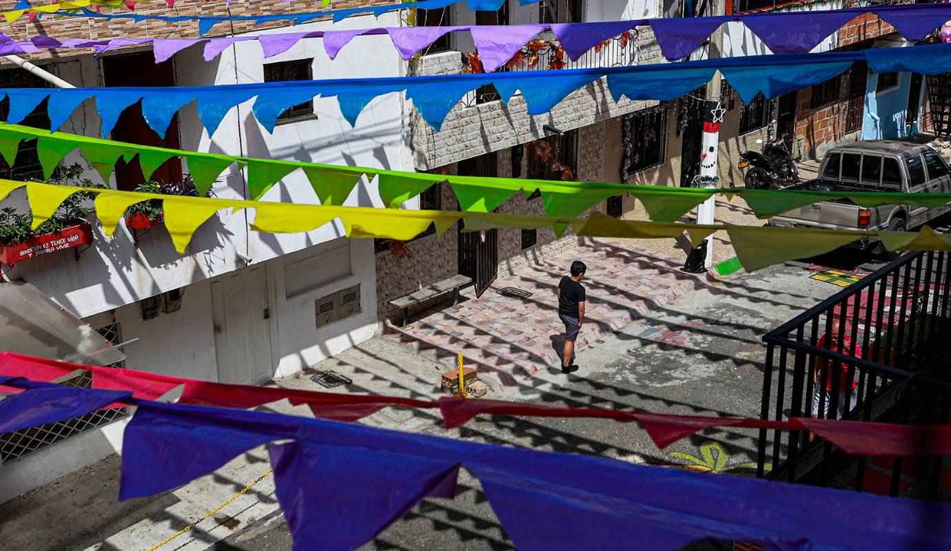 Aunque hoy en día esta tradición ha disminuido frente a la llegada de adornos modernos y los espectáculos de luces a gran escala, en algunas zonas de Medellín y municipios cercanos aún se pueden ver las cadenetas decorando calles y trayendo nostalgia a quienes crecieron bajo su colorido resplandor. Foto Manuel Saldarriaga Quintero