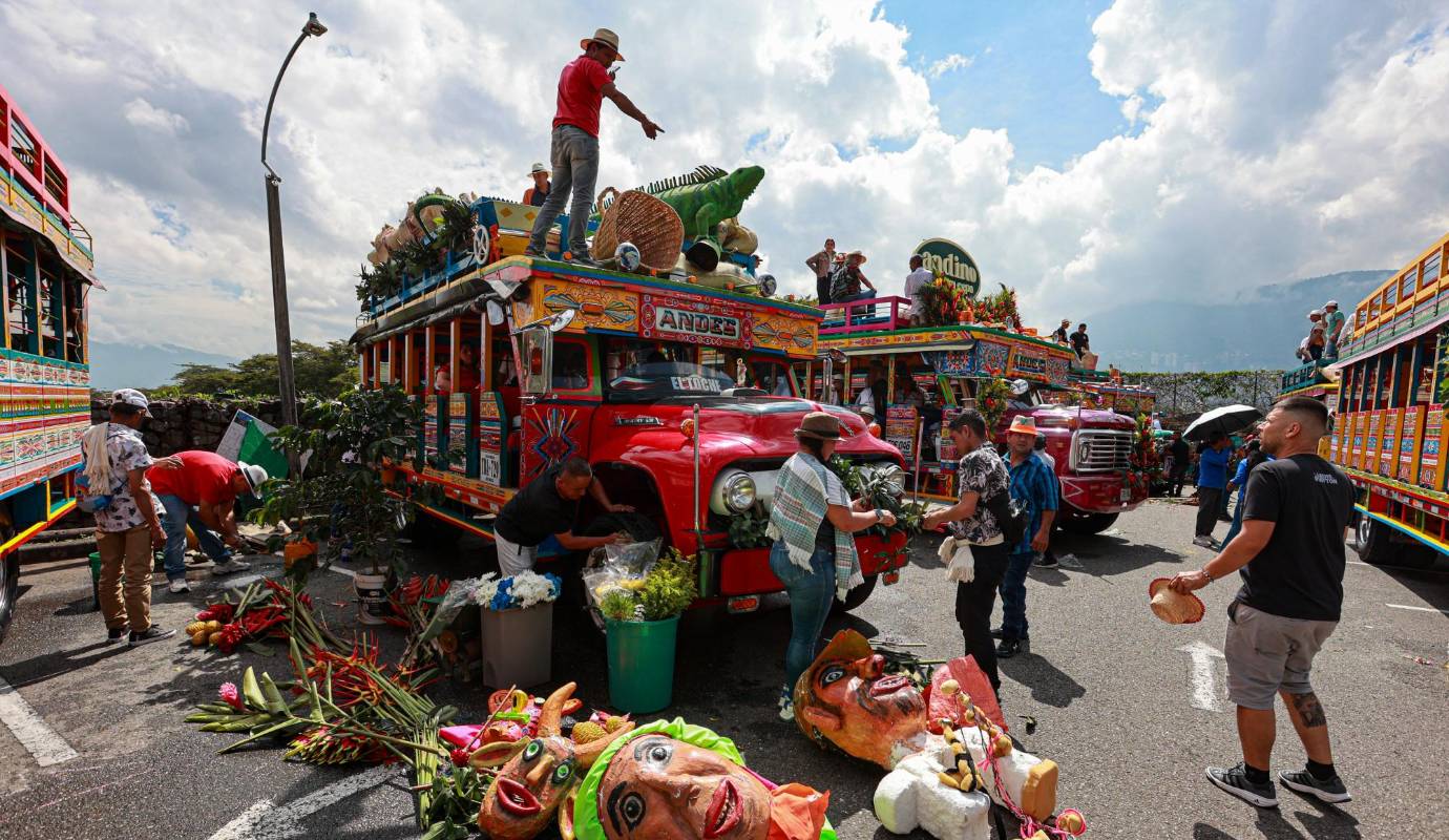 El desfile, se tomo la carrera 70 de Belén, en el Aeroparque Juan Pablo II, donde más de 50 chivas recorrieron las calles llenas de música, flores y color. Foto: Manuel Saldarriaga Quintero.