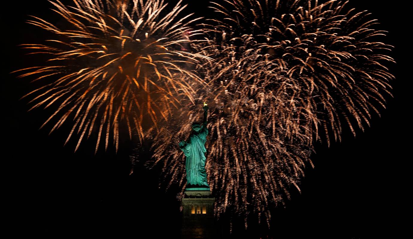 Fuegos artificiales iluminan el cielo nocturno sobre la Estatua de la Libertad durante las celebraciones de Año Nuevo que dan la bienvenida al 2026 Foto: Getty 