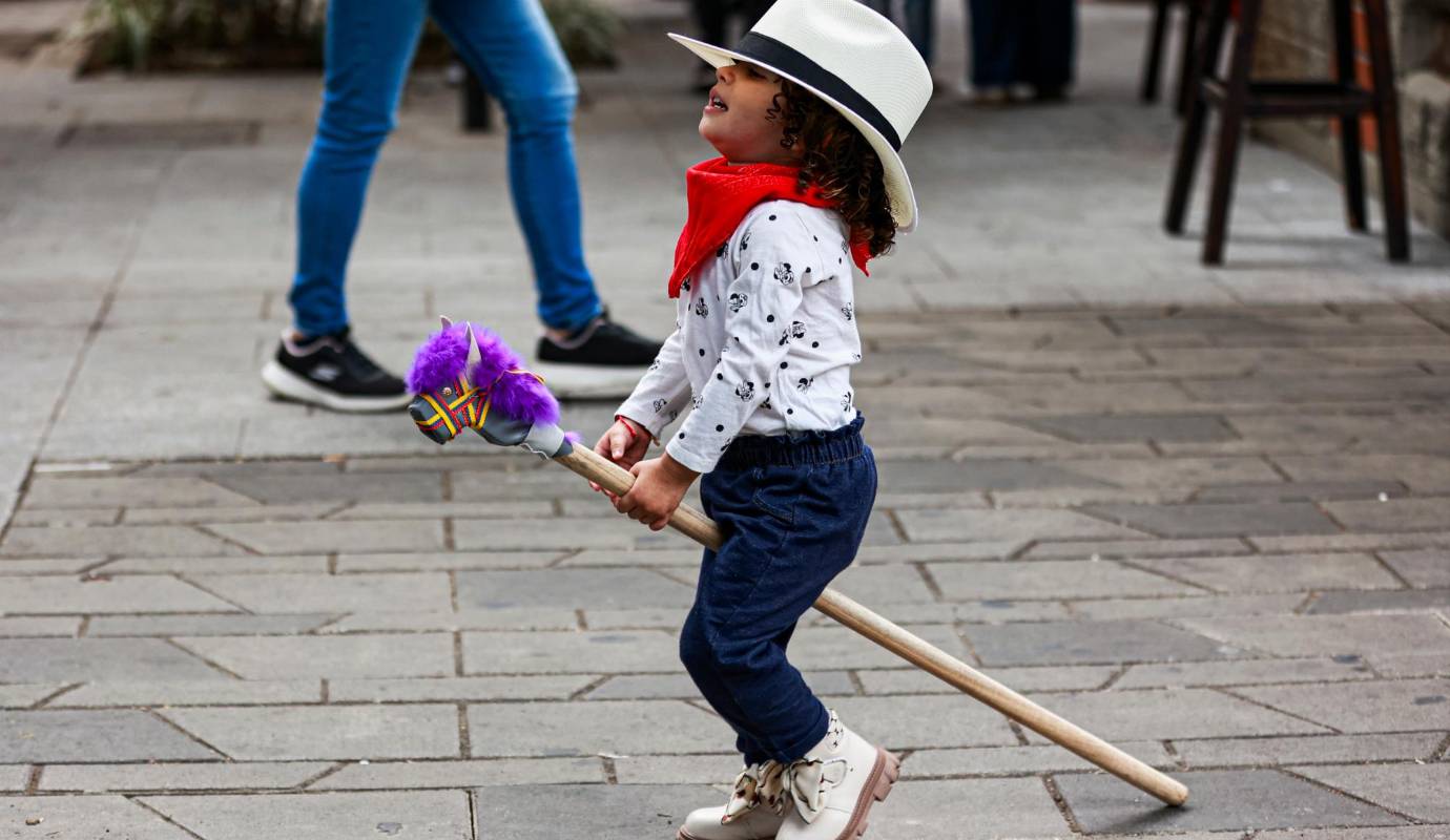 Vestidos con trajes típicos y montados en sus caballitos de palo, los niños demostraron su amor por la cultura paisa y la pasión por el paso fino, un estilo de montar que resalta la elegancia y el ritmo. Foto: Manuel Saldarriaga Quintero.