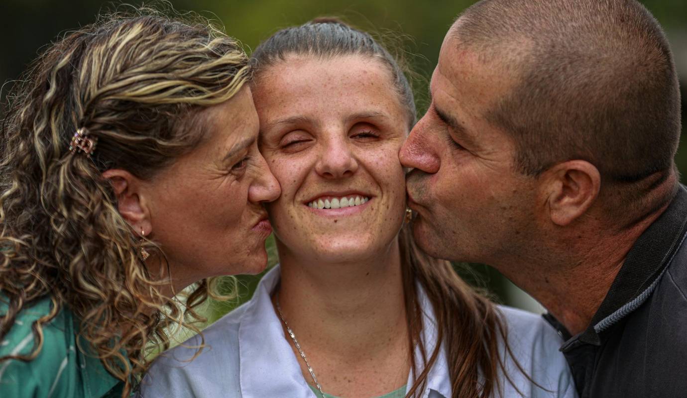 Sus padres Luz Dary y Gilberto siempre la apoyan, siempre presentes y solidarios, le ofrecen apoyo en el taller, donde Isabel crea obras que despiertan gran interés en el mercado de la cerámica. Foto: Manuel Saldarriaga Quintero.