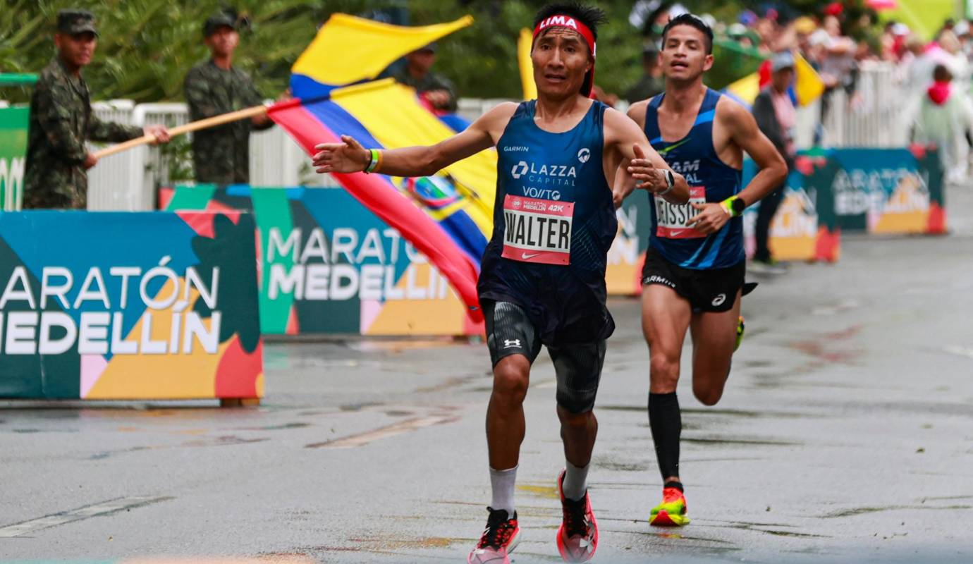 El resultados 42 Km Maratón de Medellín, La rama masculina tuvo un cerrado final entre Walter Nina Ñaupa, quien se terminó imponiendo al colombiano Jeisson Suárez. Foto: Manuel Saldarriaga Quintero.