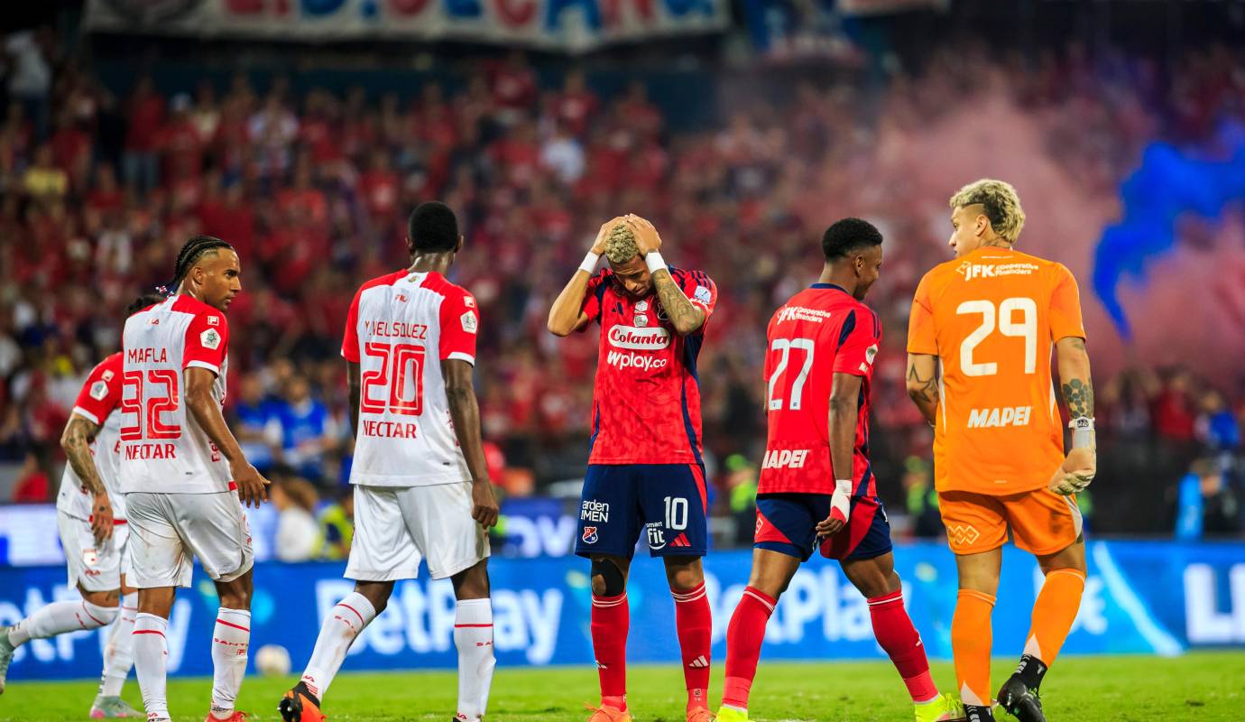 En un estadio Atanasio Girardot completamente lleno, con más de 45 mil almas teñidas de rojo y azul, el DIM no logró hacer valer su localía y cayó 1-2 ante Independiente Santa Fe, que se coronó campeón del fútbol colombiano. Foto: Camilo Suárez Echeverry