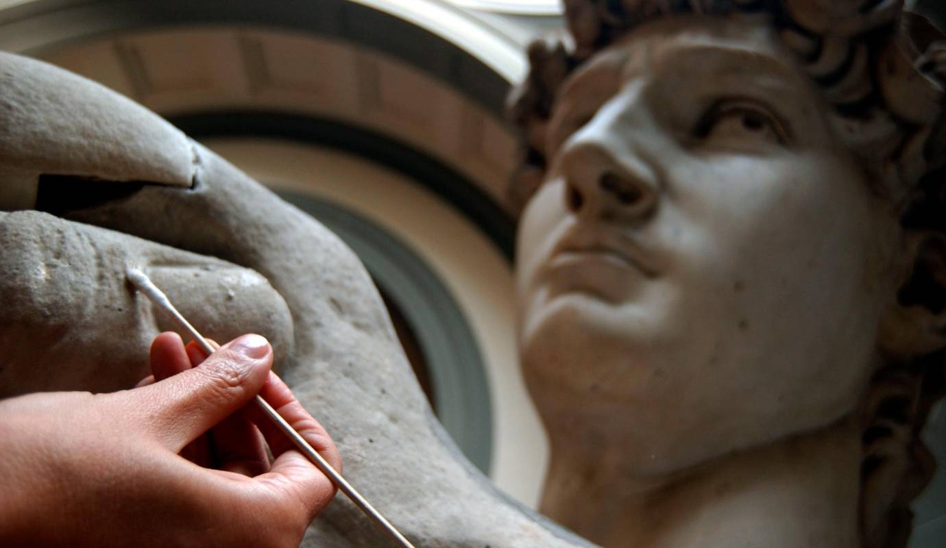 Este cuidadoso proceso de limpieza es fundamental para preservar la belleza y la integridad de la escultura, garantizando que pueda ser admirada por las generaciones futuras en su esplendor original. Foto: GETTY