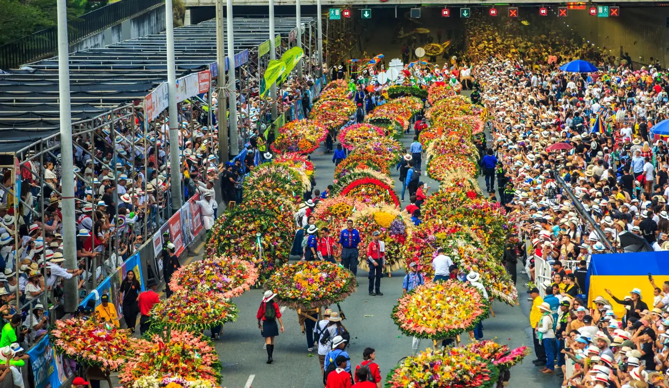 A pesar de las condiciones climáticas, los silleteros desfilaron con orgullo, exhibiendo sus impresionantes obras florales que reflejan la tradición y el arte de la cultura paisa. Foto: Camilo Suárez Echeverry