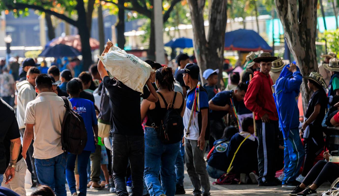 Hasta el momento, las autoridades locales han indicado que se mantienen canales de comunicación para buscar una salida dialogada a la protesta y evitar mayores afectaciones en la movilidad y en el funcionamiento de las entidades que operan en el sector de La Alpujarra. Foto: Camilo Suárez Echeverry