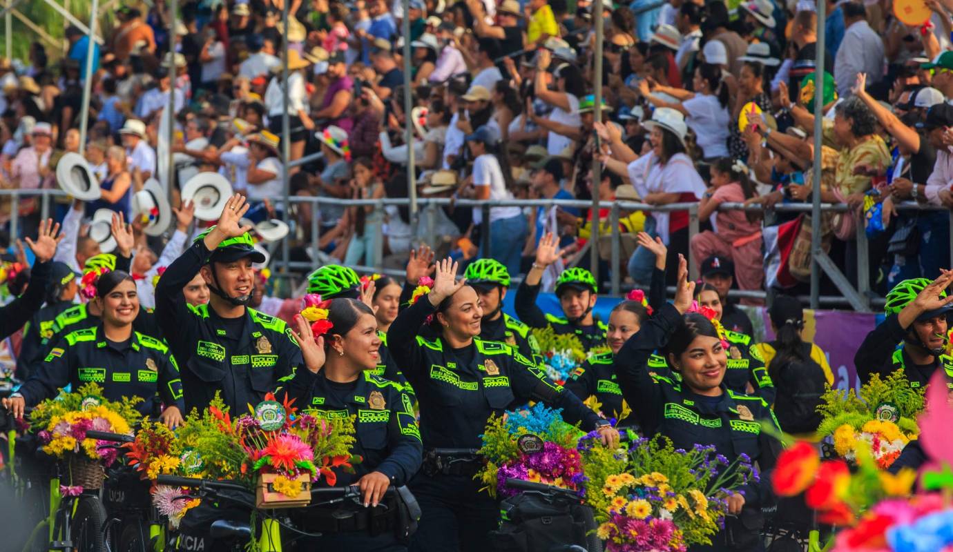 El desfile también contó con 210 bailarines en cinco comparsas de agrupaciones artísticas de danza provenientes de los barrios. Una comparsa de danza urbana contó con invitados de Rionegro y otras 14 carrozas representaron a las comunas de Medellín y a diferentes aliados comerciales. Foto: Camilo Suárez Echeverry