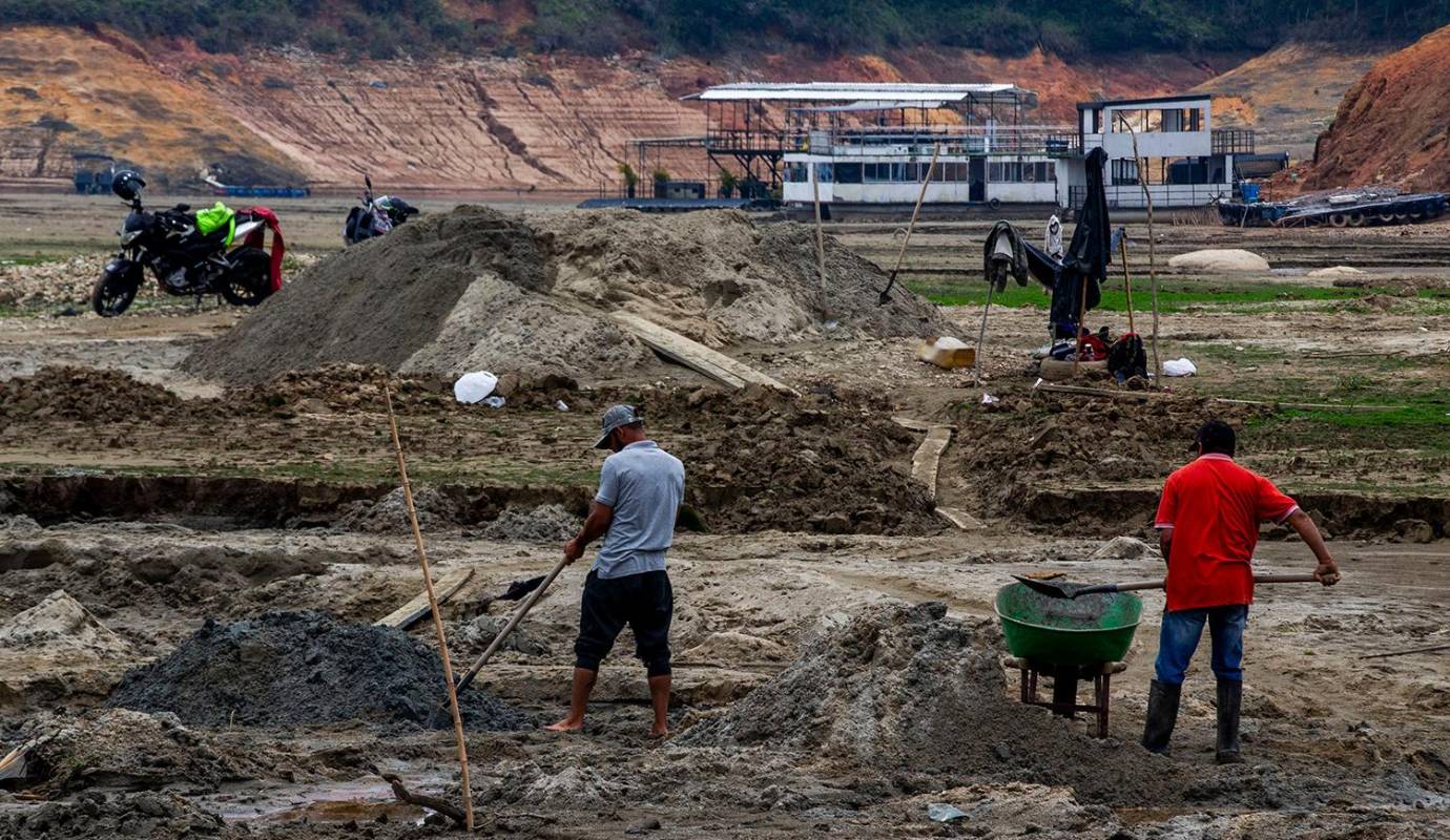 La reducción de los afluentes que alimentan el embalse de Guatapé deja al descubierto enormes playas que son aprovechadas por los paleros de la zona para sacar arena de pega que se utiliza en las construcciones. Foto: Julio César Herrera
