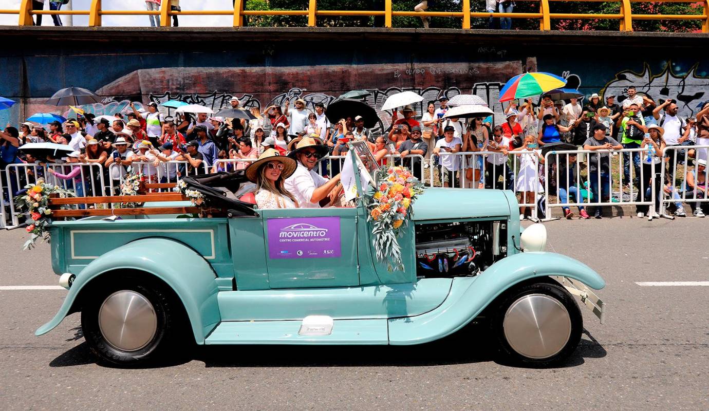 El Desfile de Autos Clásicos y Antiguos no solo celebra la belleza y el diseño de estos vehículos, sino que también resalta la importancia de preservar la historia y el legado cultural que representan. Foto: Esneyder Gutiérrez