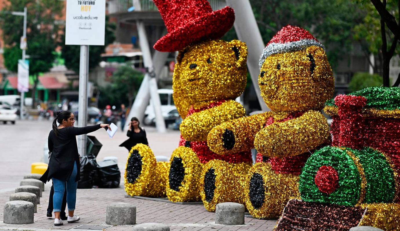 La Navidad ha llegado anticipadamente a Venezuela tras un decreto del presidente Nicolás Maduro que establece el “adelanto” de esta temporada festiva. Foto: AFP