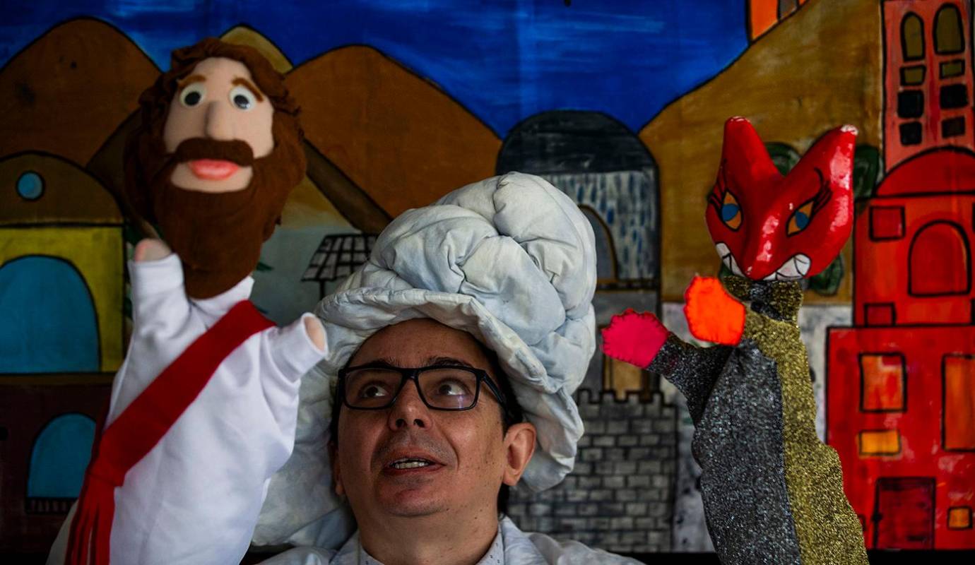 Jorge Iván, es el titiritero del Evangelio en Semana Santa. Con sus obras ha recorrido lugares como iglesias, hospitales y colegios por todo el mundo. Foto: Julio César Herrera